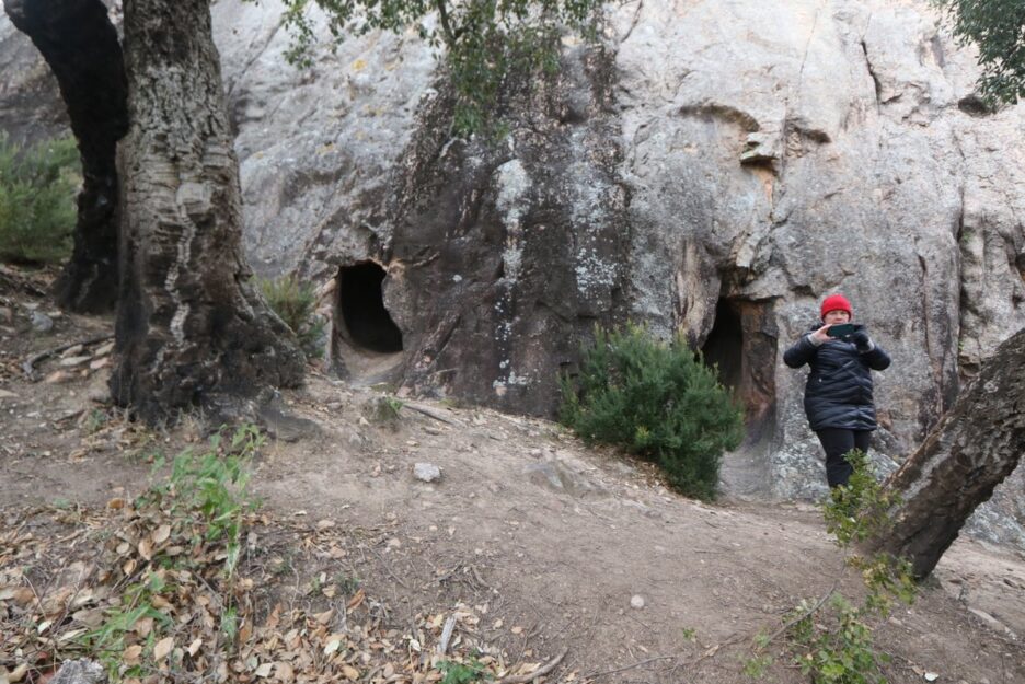 Пещеры Сас Фалугас